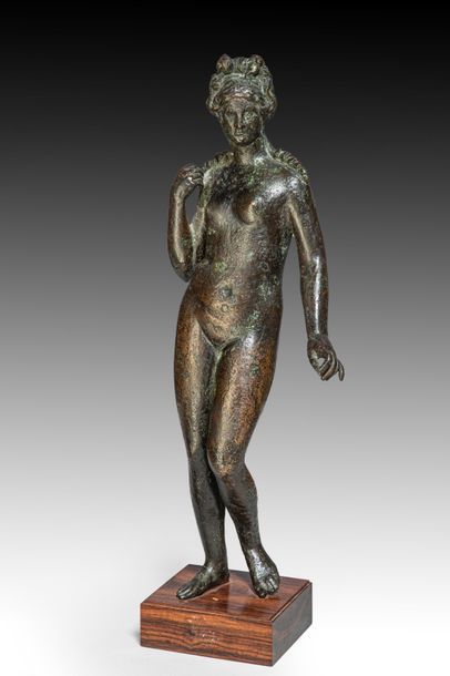 null Statuette de la Déesse Vénus debout en position gracieuse caractéristique anadyomède...