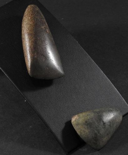 null Deux haches en pierre verte néolithiques.
L: 4 à 6,5cm. Prov Ancienne collection...