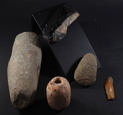 null Lot de cinq objets préhistoriques. Matières diverses dont une perle en terre...