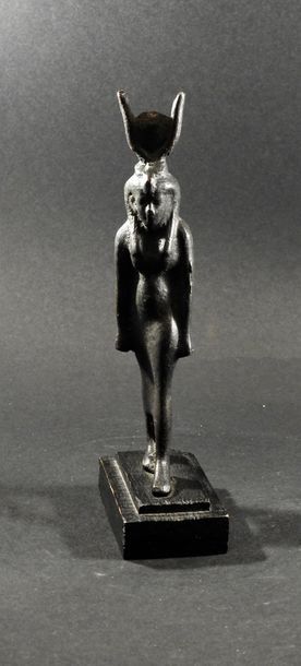 null Déesse Isis Hathor.
Bronze patiné. Style saïte.
H: 16cm.
