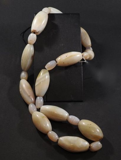 null Collier de perles anciennes en agate néolithiques. En l'état.
Remontées.