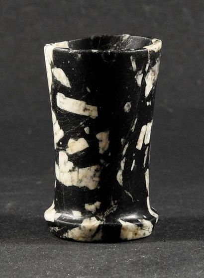 null Vase gobelet. Ancien Empire. Pierre. Restaurations.
H: 4,5cm.