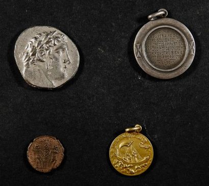 null Deux monnaies style antique et deux médailles.