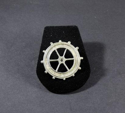 null Jolie fibule en forme de roue à six rayons et moyeu central
Bronze 4 cm
Feugere...