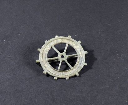 null Jolie fibule en forme de roue à six rayons et moyeu central
Bronze 4 cm
Feugere...