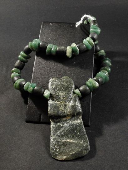 null Collier de perles diverses vertes dont jade. Pendentif très ancien en jade altéré...