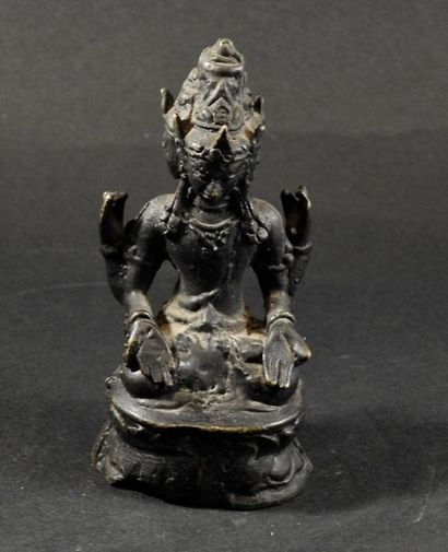 null Dieu Vishnu,l'Unique et le Multiple,tricéphale,orné à quatre bras sur un trône...