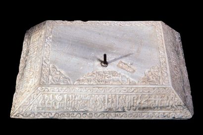 null Cadran solaire. Marbre patiné. Inscription coranique du Cheikh Abou Hassan
Almansour....