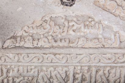 null Cadran solaire. Marbre patiné. Inscription coranique du Cheikh Abou Hassan
Almansour....