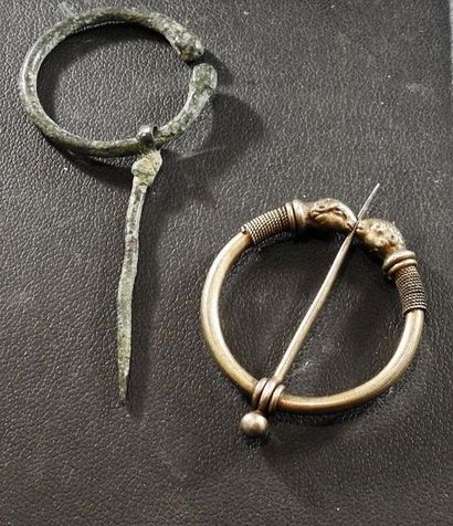 null Deux fibules circulaires style romain. Bronze et argent ou alliage.