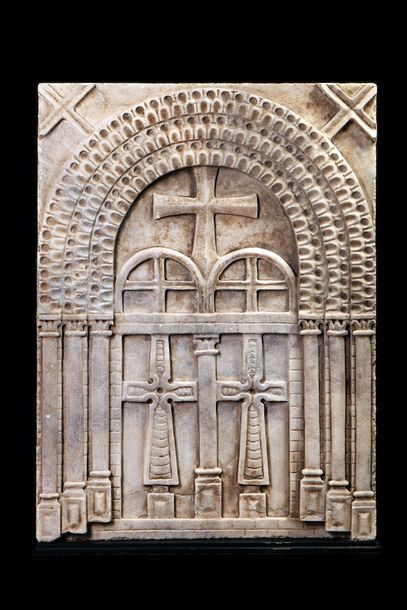 null Relief en marbre orné de croix, et collonnes et arcades symbolisant une basilique.
Epoque...