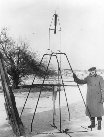 null Nasa. Robert Goddard se tient debout à côté de sa fusée à carburant liquide...