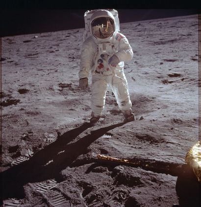 null NASA. GRAND FORMAT. Mission Apollo 11. Rare. La plus célèbre photographie de...