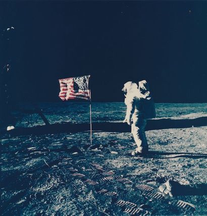 null Nasa. Mission Apollo 11. L'astronaute salut le drapeau américain qui vient d'être...
