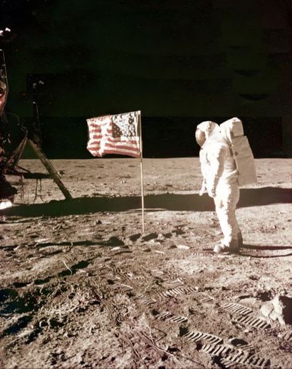 null Nasa. Mission Apollo 11. L'astronaute Buzz Aldrin devant le drapeau américain....