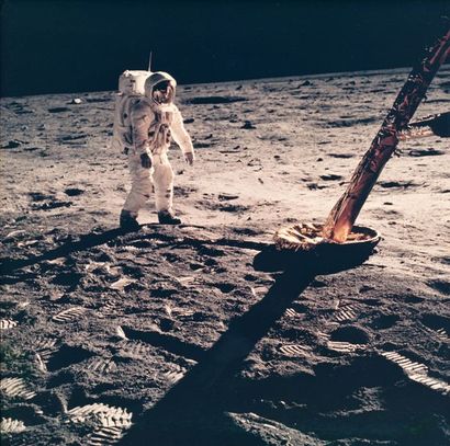 null NASA. Mission Apollo 11. Buzz Aldrin poste debout devant le module lunaire "Eagle"....
