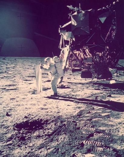 null Nasa. Mission Apollo 11. L'astronaute Buzz Aldrin manipule l'instrument d'analyse...