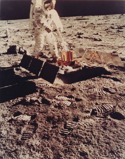 null Nasa. Mission Apollo 11. Belle vue de l'astronaute Buzz Aldrin manoeuvrant le...