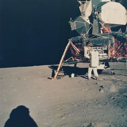 null Nasa. Mission Apollo 11. L'astronaute Buzz Aldrin debout devant le module lunaire....