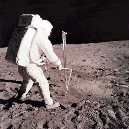 null Nasa. Mission Apollo 11. L'astronaute Buzz Aldrin réalise des prélèvement de...