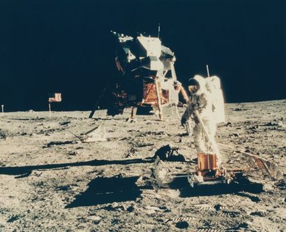 null Nasa. Mission Apollo 11. L'astronaute Buzz Aldrin manipule le sismographe lunaire....