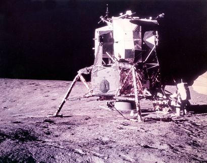 null Nasa. Apollo 12. Vue rapprochée de l'imposante architecture du module lunaire...