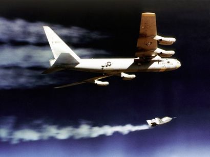 null Nasa. L'avion expérimental X24A est largué depuis un avion B52 avant de commencer...