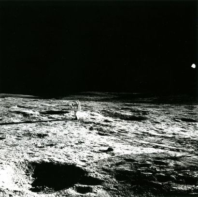 null Nasa. Apollo 14. L'astronaute Edgard Mitchel parcours seul une longue distance...