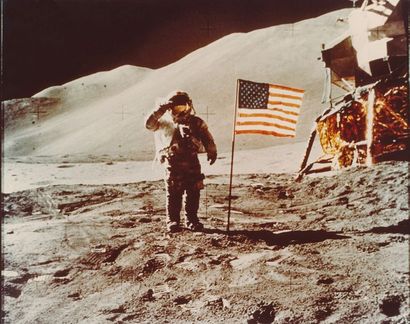 null Apollo 15, 1971. L'astronaut David Scott salut le drapeau américain.Tirage chromogénique...