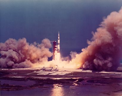 null Nasa. Magnifique panoramique du tir de la fusée Saturne V le 16 avril 1972 emportant...