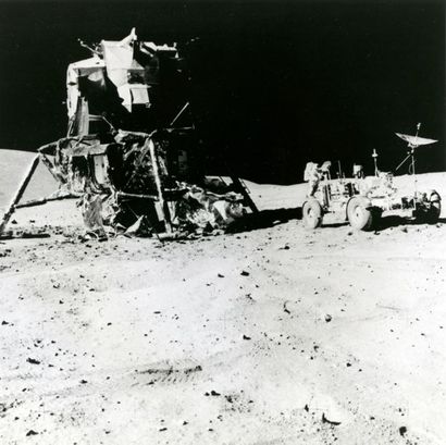 null Nasa. Apollo 16. Posé sur la Lune, le module lunaire "Orion" a côté du Rover...