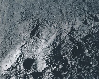 null NASA. Mission Apollo 17. Vue rapprochée du sol lunaire. 12 décembre 1972. Tirage...