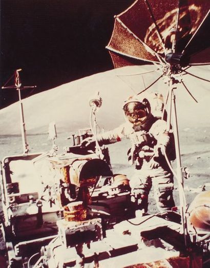 null Nasa. Apollo 17. Le Commandant Eugène Cernan se tient debout à côté du rover...