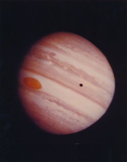 null Nasa. Mission Pioneer 10. Vue de la planète Jupiter et de l'une de ses lunes...