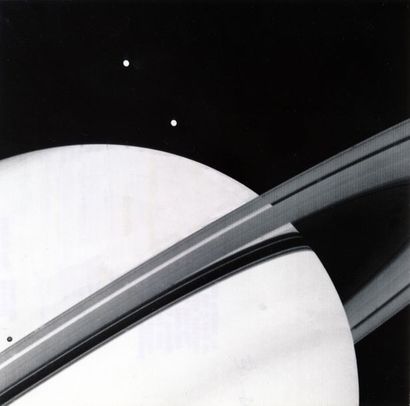 null Nasa. Superbe vue oblique de la planète Saturne depuis la sonde Voyager 1. On...