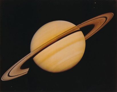 null Nasa. Magnifique vue intégrale de la planète Saturne. On distingue ses satellites...