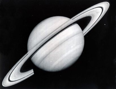 null Nasa. Mission Voyager 2. Vue intégrale de la planète Saturne réalisée le 12...