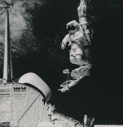 null Nasa. Superbe vue de l'astronaute Bruce Mc Candless suspendu au bras articulé...
