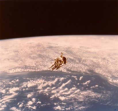 null Nasa. Photographie historique représentant l'astronaute américain Bruce McCandless...
