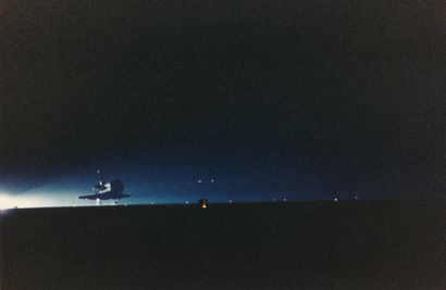 null Nasa. Bel atterissage de nuit sur la base californienne Edwards de la navette...