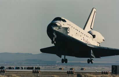 null Nasa. Bel atterissage de la navette spatiale Discovery (Mission STS-42) sur...