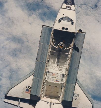 null Nasa. Une superbe vue plongeante de la navette spatiale Atlantis (Mission STS-76)...