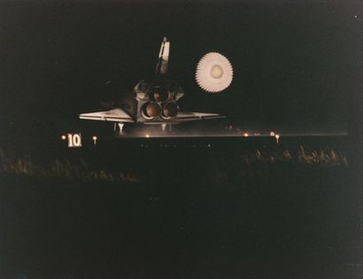 null Nasa. Au cours de son atterrissage de nuit, la navette spatiale Endeavour (Mission...