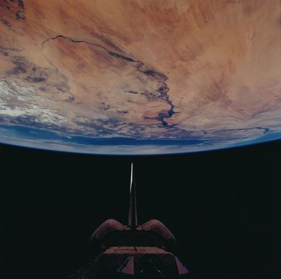 null Nasa. Magnifique vue du globe terrestre avec au-dessus la navette spatiale ATLANTIS...