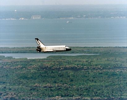 null Nasa. La navette spatiale COLUMBIA (Mission STS-90) planne le long de la rivière...