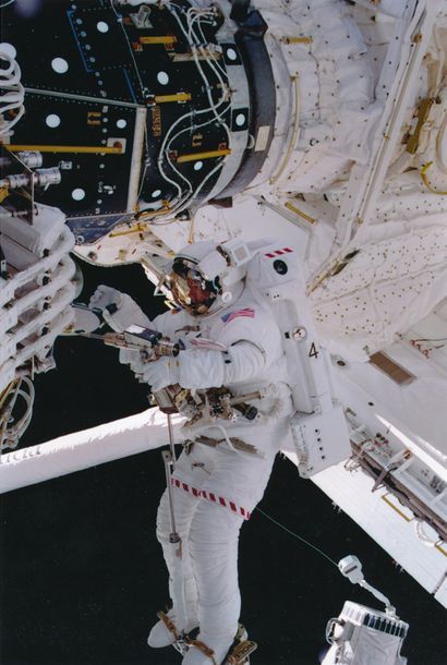 null Nasa. Vue parfaite de l'astronaute Michael Lopez-Alegria pendant une sortie...