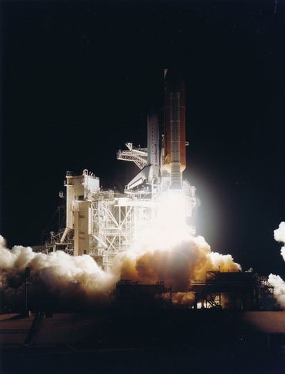 null Nasa. Décollage de nuit de la navette spatiale Endeavour (Mission STS-97) en...