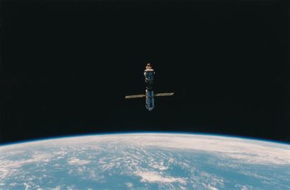 null Nasa. Mission de la navette spatiale Atlantis STS-101. Magnifique vue d'approche...