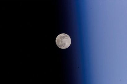 null Pleine Lune terrestre photographiée depuis la station spatiale internationale...