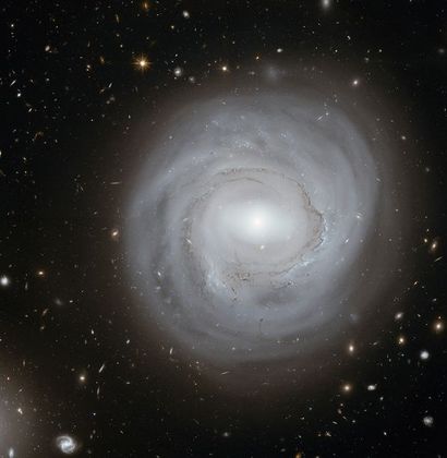 null Nasa. GRAND FORMAT. Télescope HUBBLE. Cette image dévoile une galaxie spirale...